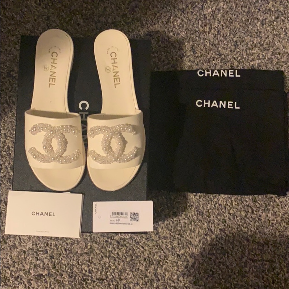 CHANEL Lambskin Pearl Ivory/White Slides